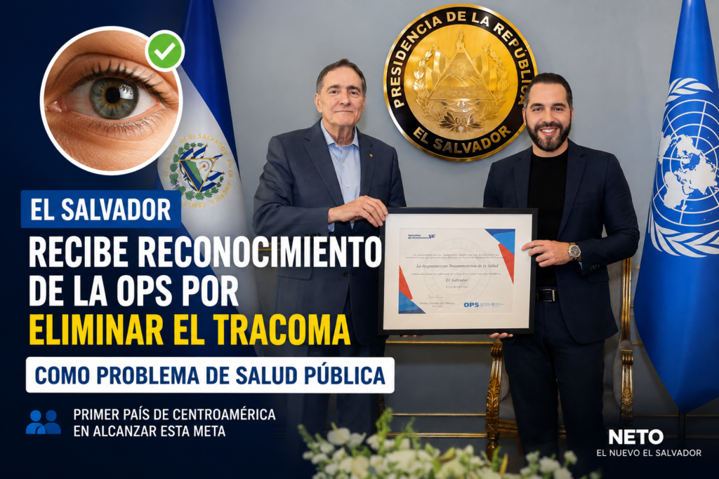 El presidente Nayib Bukele recibe del director de la OPS, Jarbas Barbosa, el reconocimiento que acredita a El Salvador por eliminar el tracoma como problema de salud pública.