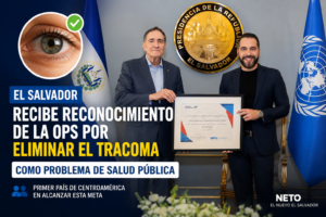 El presidente Nayib Bukele recibe del director de la OPS, Jarbas Barbosa, el reconocimiento que acredita a El Salvador por eliminar el tracoma como problema de salud pública.