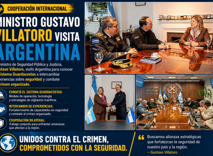 Gustavo Villatoro durante visita a la Prefectura Naval Argentina