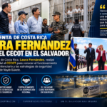 Presidenta de Costa Rica, Laura Fernández, durante su visita al CECOT en El Salvador.